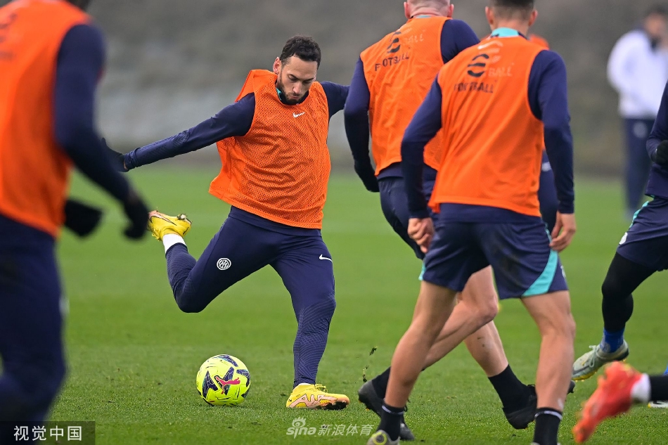 夕阳下的分组对抗激烈进行，球员身影交错，追逐的皮球与远处静谧的科莫湖形成动与静的对比。