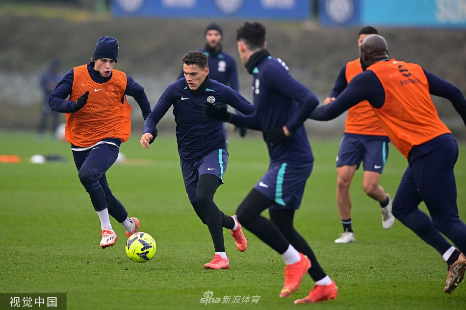 守门员飞身侧扑，单手将角度刁钻的射门奋力托出，动作舒展如鹰击长空。