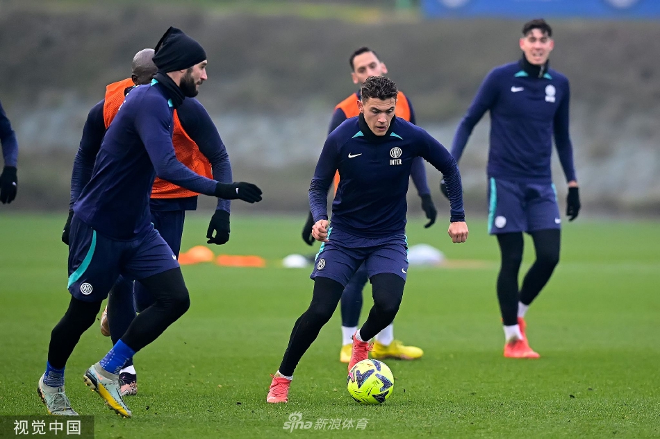 国际米兰全队围成一圈进行战术部署，主教练西蒙尼·因扎吉在中心讲解，队员们神情专注聆听。