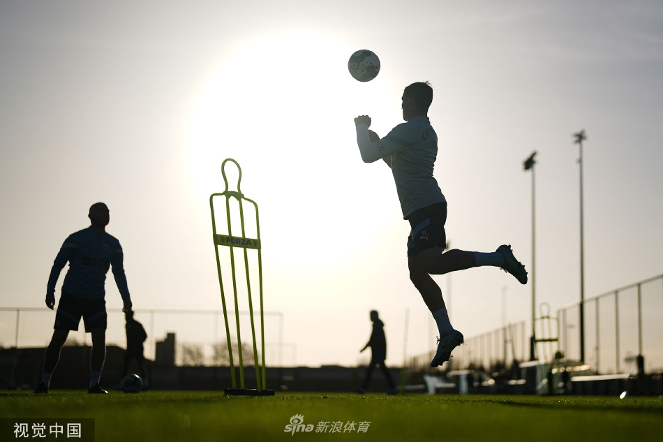 挪威神锋哈兰德在训练中高高跃起，力压防守队员争顶头球，展现出惊人的身体素质和制空能力。