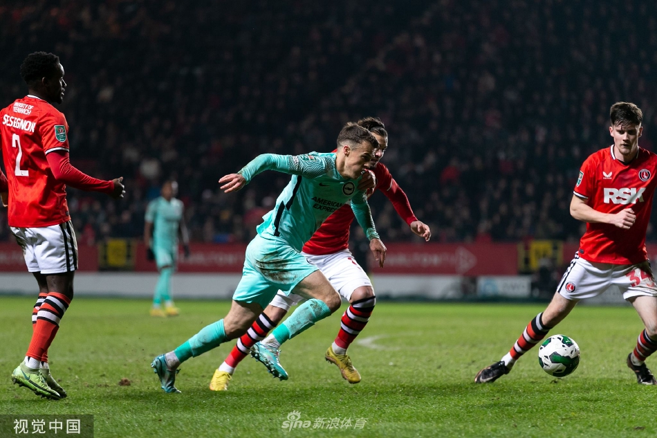 布莱顿球员黯然神伤，弯腰搀扶膝盖，背影写满了落寞与难以置信的出局之痛。