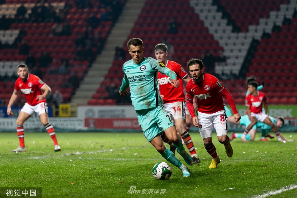 决定性点球入网瞬间，查尔顿替补席全员腾空而起，挥舞双臂，爆发出积蓄整晚的狂喜。