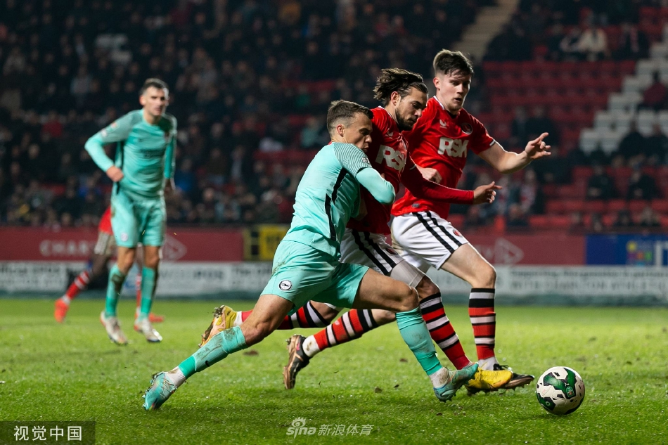 获胜后，查尔顿全队肩并肩走向看台，与球迷共同高歌，画面充满了温暖与荣耀。