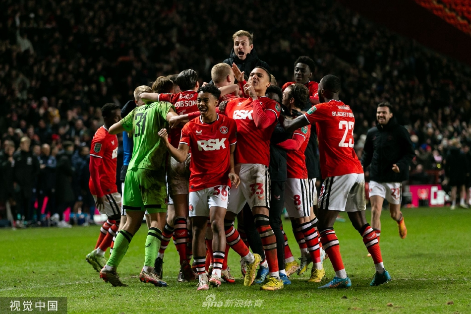 点球决战前，查尔顿门将目光如炬，紧盯着对手，冰冷的空气中弥漫着令人窒息的压力。