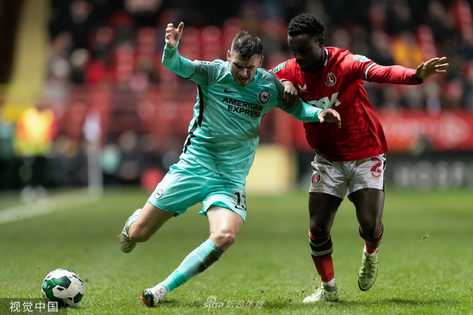 查尔顿球员飞身封堵布莱顿势在必得的劲射，用身体诠释了何谓钢铁防线。