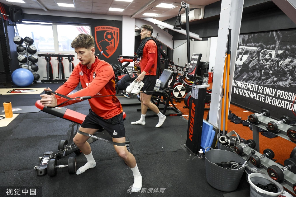 队员们进行高强度传接球对抗训练，皮球在绿色草皮上快速穿梭，气氛紧张而激烈