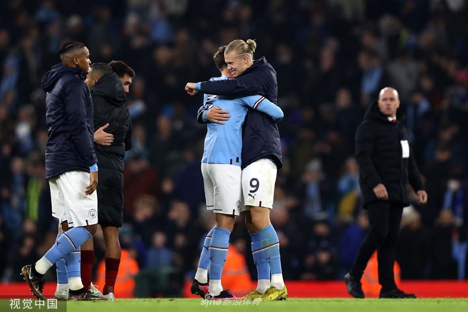 马赫雷斯优雅盘带突破利物浦防线，轻巧扣过后卫直面门将，尽显艺术足球魅力