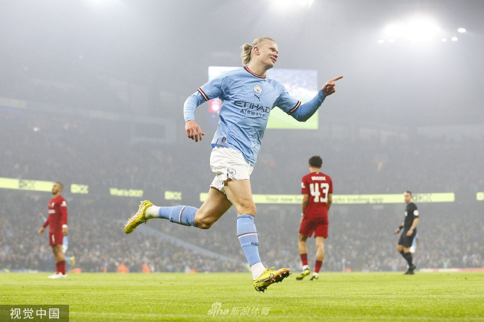 德布劳内中场大师风范，抬头观察局势准备送出致命传球，引领曼城进攻浪潮