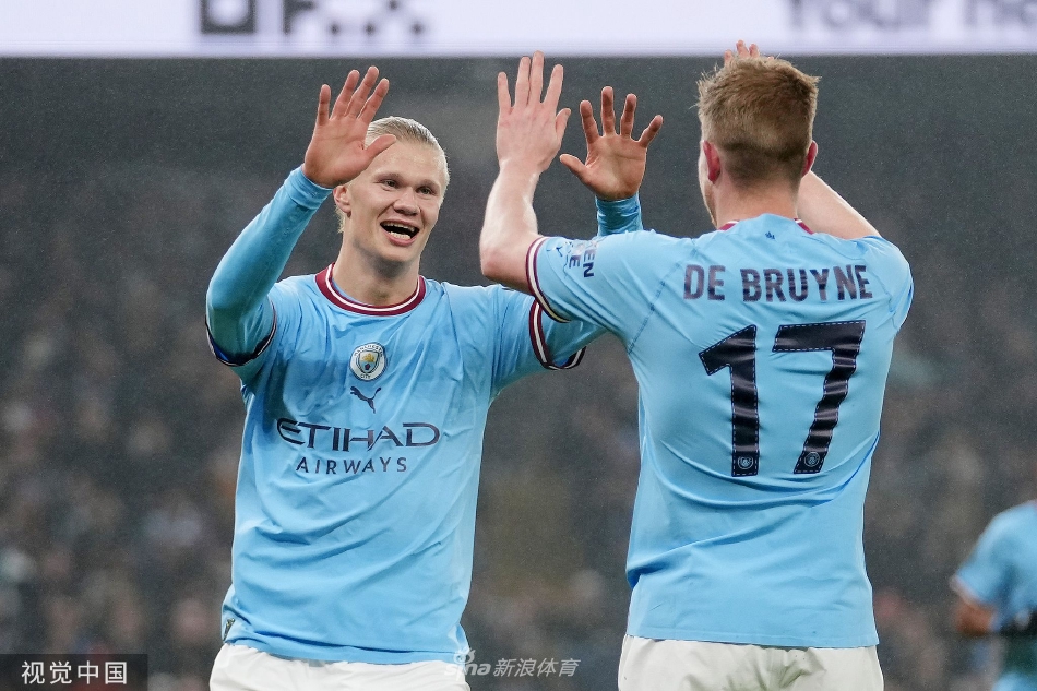 曼城众将庆祝进球，哈兰德与德布劳内激情拥抱，伊蒂哈德球场陷入蓝色狂欢