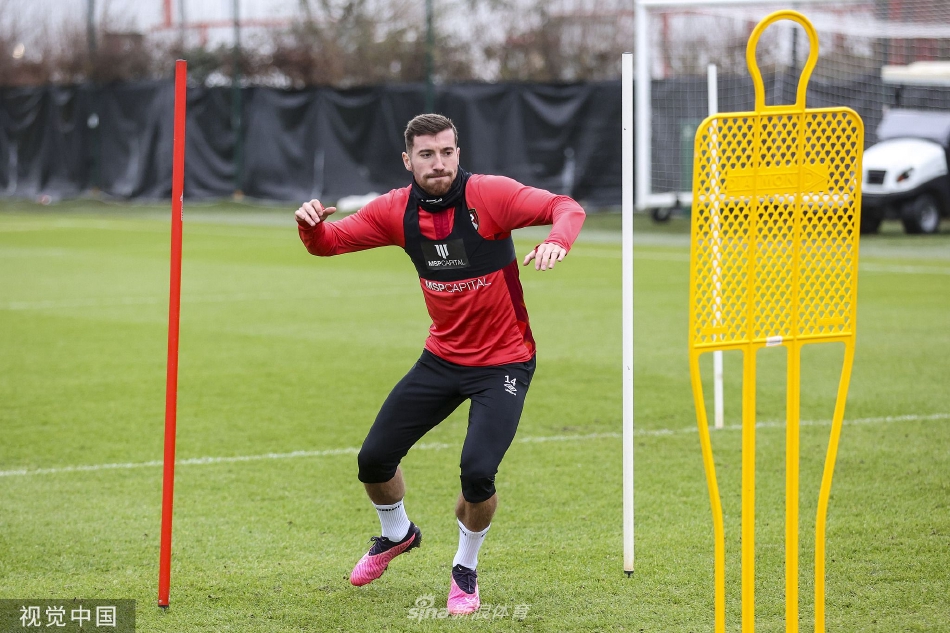 全队围成一圈进行赛前动员，手臂相搭，低头聆听，展现团队凝聚一心、同仇敌忾的精神面貌