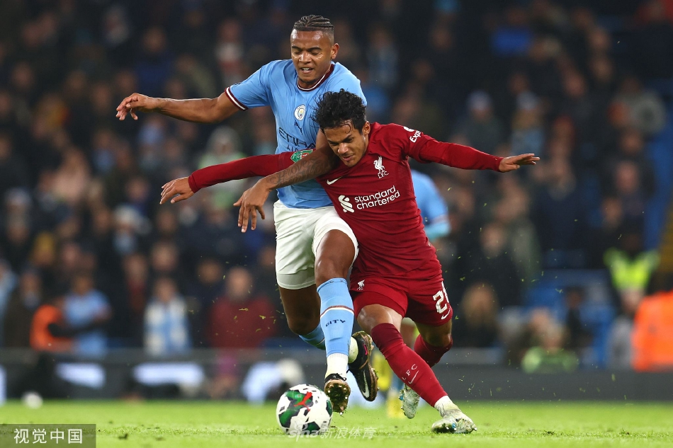 终场哨响瓜迪奥拉与克洛普握手致意，两位传奇教练笑容中透着较量后的尊重