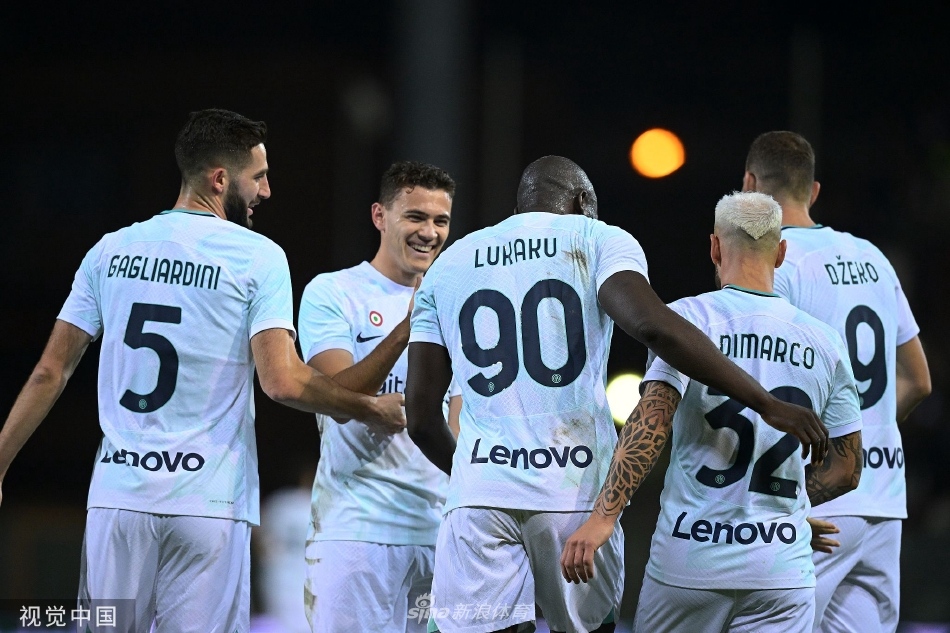 卢卡库力压后卫头球攻门，门将扑救不及目送足球入网