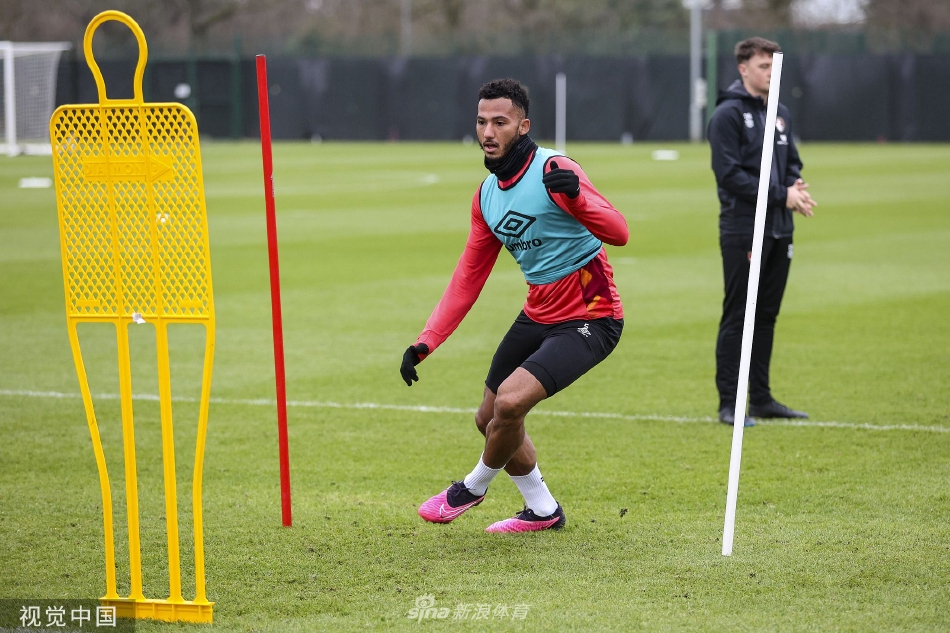 门将飞身侧扑，奋力将一记势大力沉的射门拒之门外，展现了极佳的反应与专注度