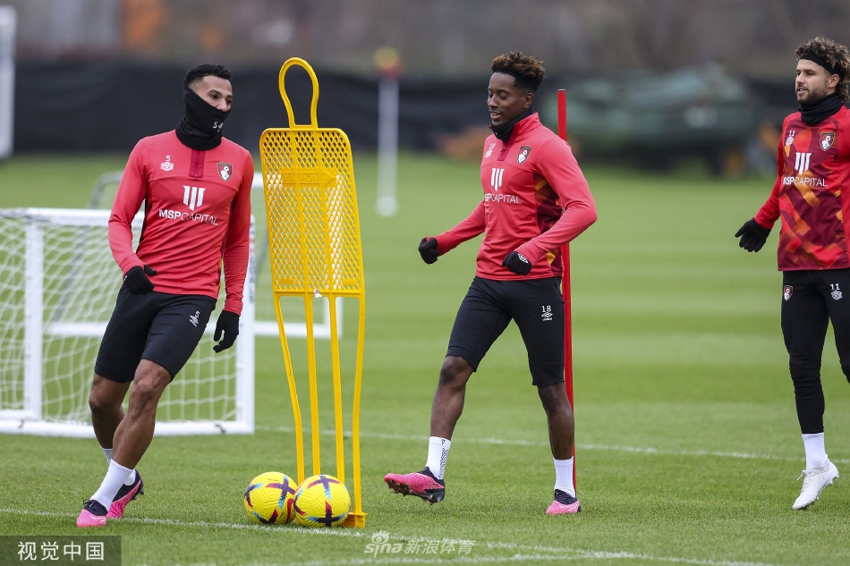 训练间隙，教练与核心球员并肩而立，手指球场方向进行一对一交流，细化战术指令