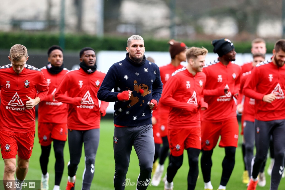 南安普敦主教练内森·琼斯在场边专注指导，手持战术板向球员们强调比赛的关键要点