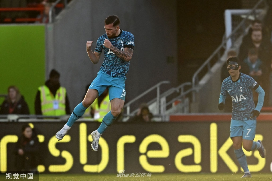 伊万·托尼庆祝进球，他张开双臂面向看台，宛如蜂王接受臣民的欢呼