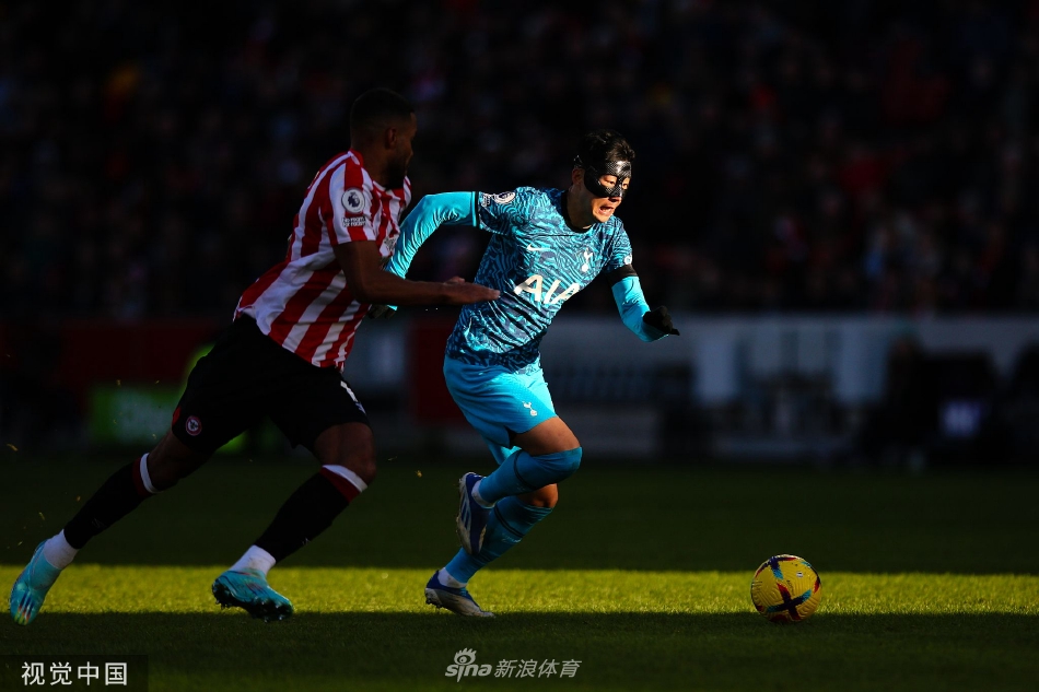 比赛结束后双方球员相互致意，场上是对手场下是朋友，体现了体育精神