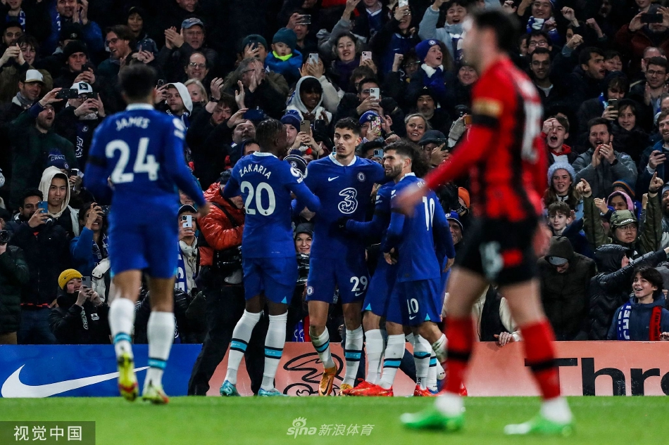 哈弗茨张开双臂在斯坦福桥飞奔庆祝，他身后是蔚蓝的看台与欢呼的球迷，这个进球瞬间点燃了球场久违的激情。