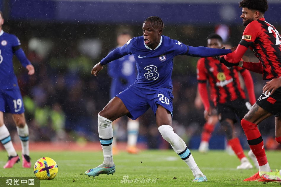 哈弗茨带球突击，伯恩茅斯后卫凯利且战且退严阵以待，两人在高速运动中的博弈彰显了现代足球攻防转换的极致节奏。