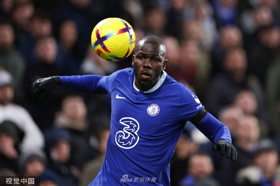 切尔西核心芒特带球突破，伯恩茅斯防守球员泽姆拉紧贴防守伺机抢断，攻防双方在边线附近展开速度与技巧的较量。