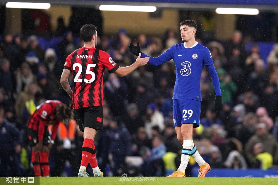 芒特进球后怒吼着与队友库库雷利亚激情相拥，两人脸上写满了释放与喜悦，这个瞬间凝聚了球队重压下的团结与拼搏。