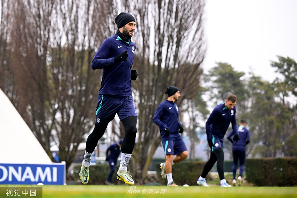 国际米兰球员围成一圈进行热身训练，团队凝聚力在冬日寒风中凝聚成可见的热忱