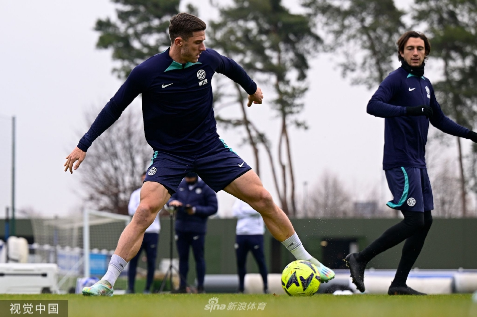 训练结束后哲科与教练交流战术细节，手中的平板电脑映射出这位老将对比赛的深刻理解与不懈追求