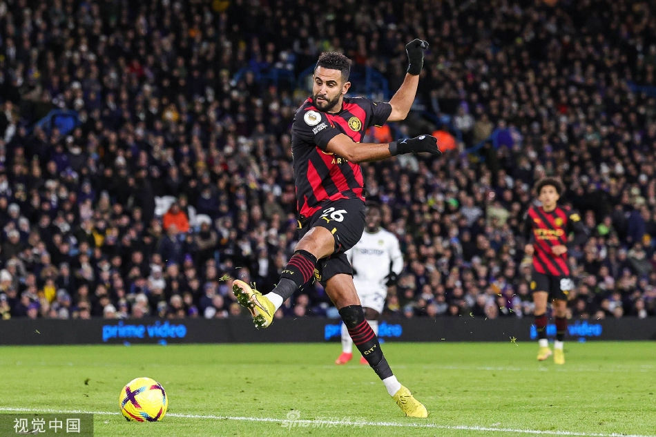 比赛结束后，双方球员相互致意，交换球衣，体现竞技体育的友谊与尊重