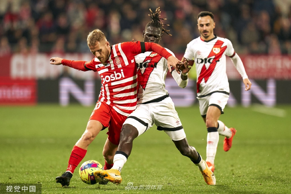 赫罗纳主帅在场边紧握双拳大声呼喊，神情专注地指挥球队发动最后攻势