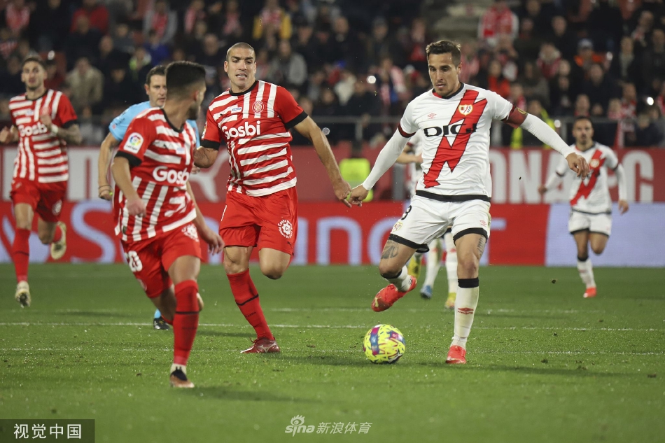 双方球员在中场激烈拼抢，四脚交错纠缠，争夺对皮球的控制权