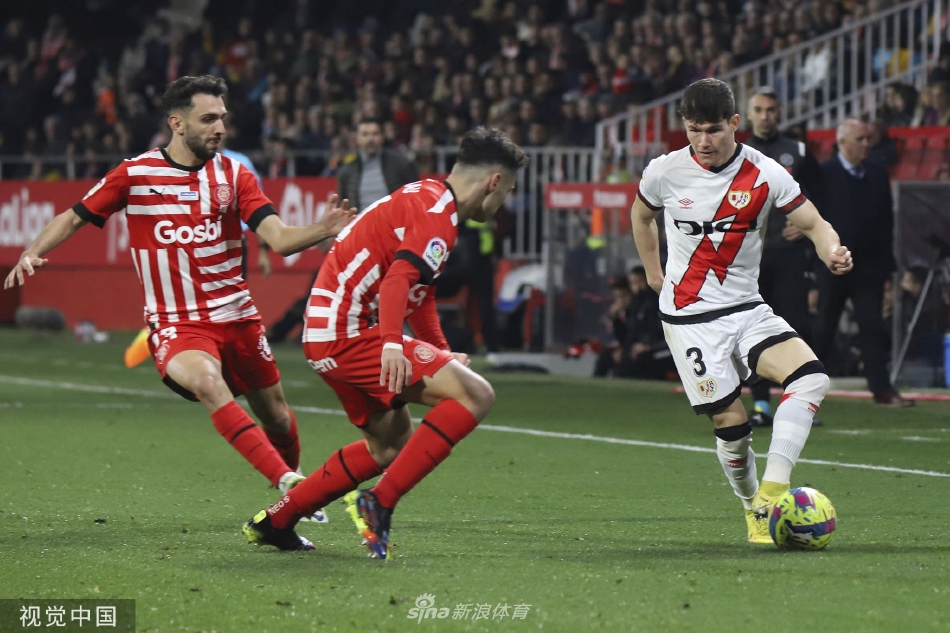 赫罗纳球员绝平后激动地滑跪庆祝，在草皮上留下长长的痕迹，队友正飞奔而来