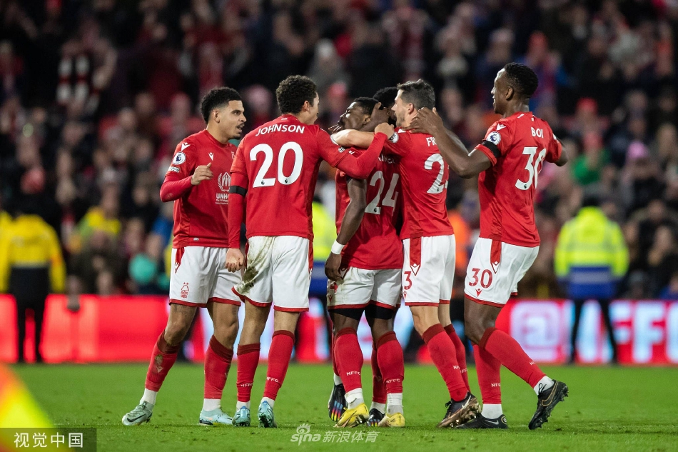 诺丁汉森林球员吉布斯-怀特带球疾进，切尔西防守球员紧追不舍寸步不让