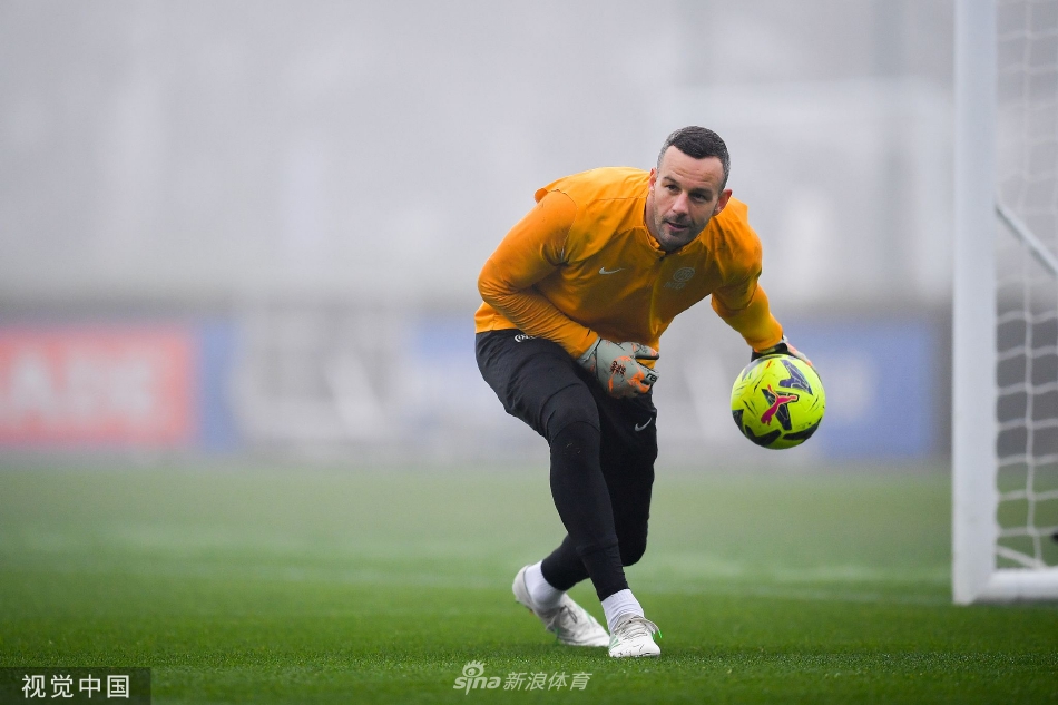 因扎吉教练在场边托腮沉思，目光如炬地审视训练场，战术板上的线条暗藏玄机