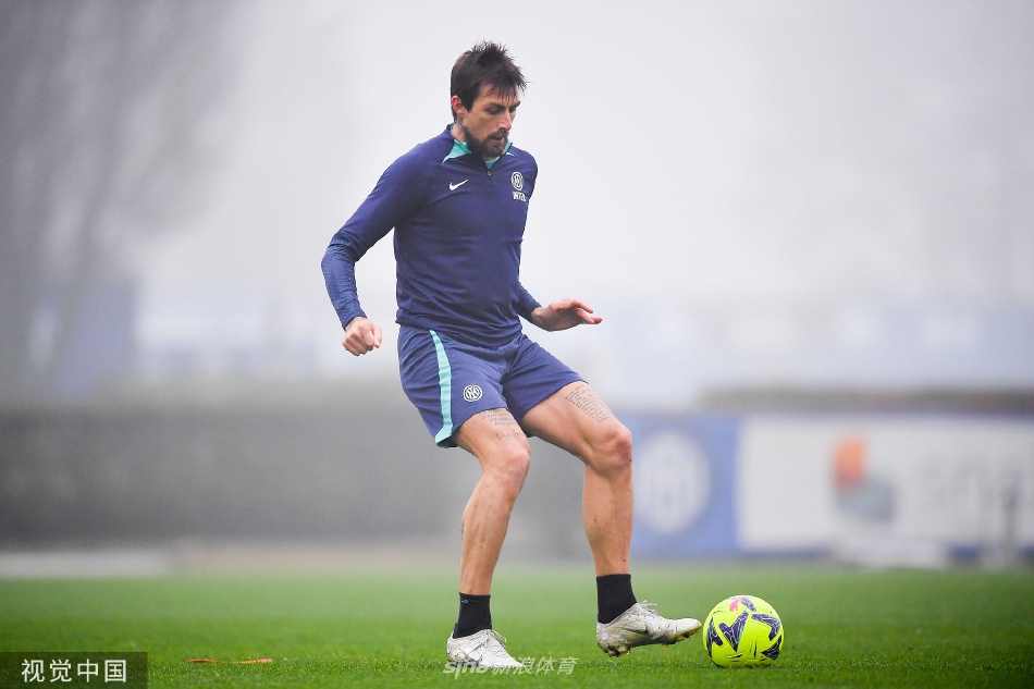 年轻球员在对抗训练中奋力拼抢，飞扬的草屑与专注的表情交织成青春拼搏的画卷