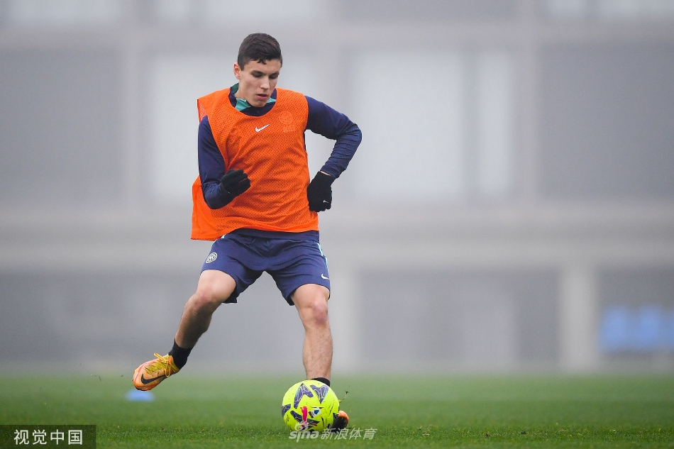 黄昏时分训练结束，球员们并肩离场，身后是洒满金色余晖的球场与未尽的足球梦想