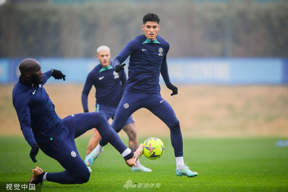 夕阳下的训练场剪影，国际米兰众将结束一天刻苦备战