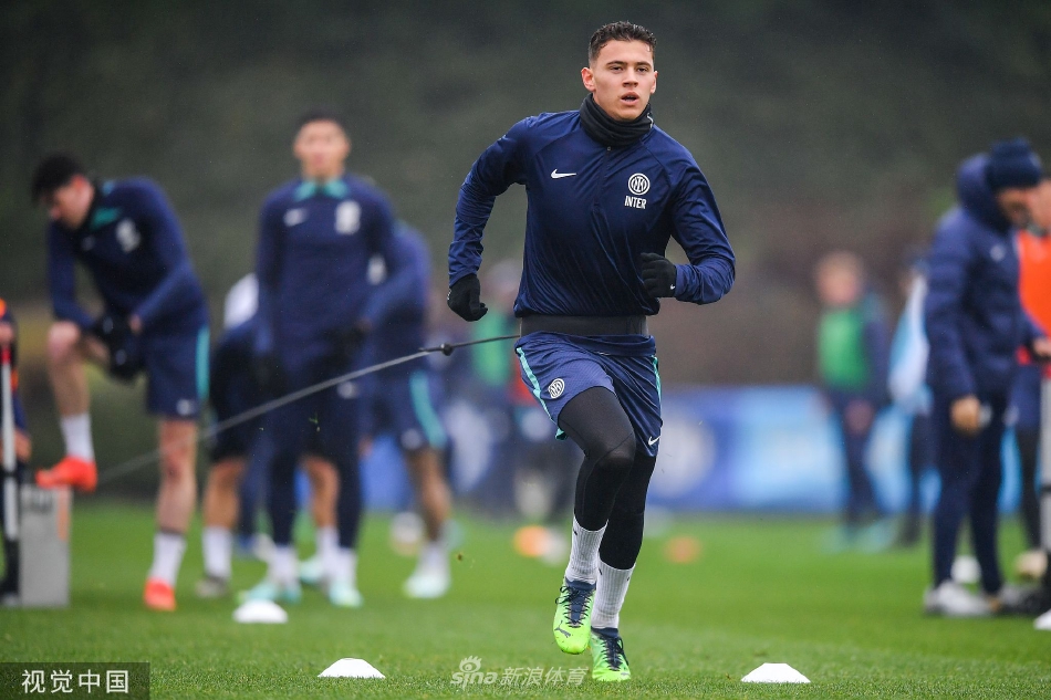 全神贯注进行传接球练习，卢卡库与队友在阳光下挥洒汗水