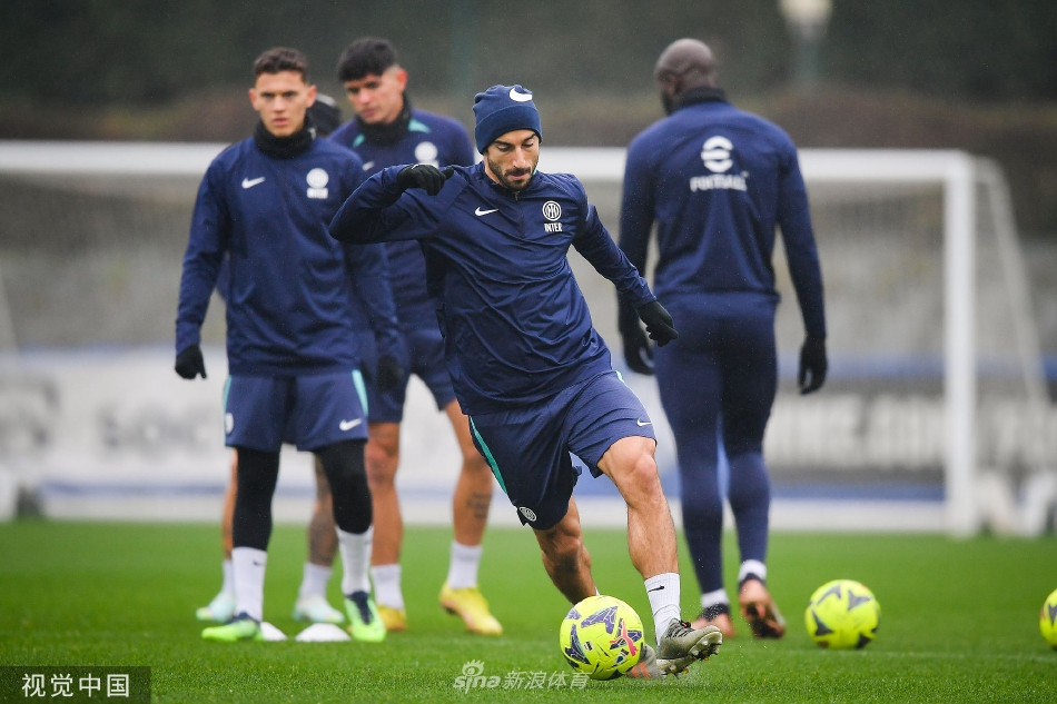 训练间隙卢卡库认真聆听教练指导，神情专注若有所思