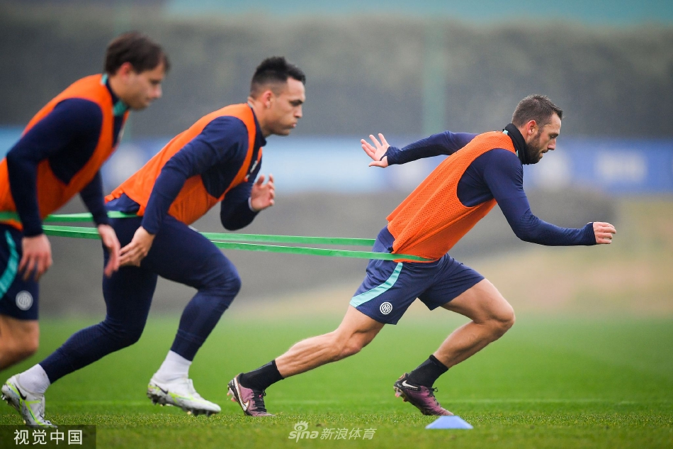 卢卡库与劳塔罗并肩奔跑，蓝黑锋线双星在训练中默契互动