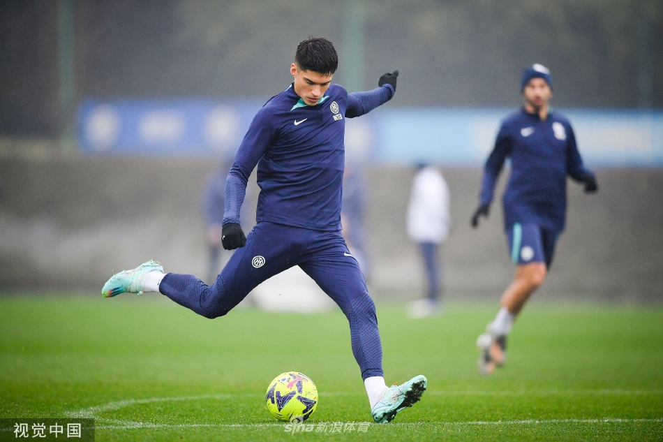 卢卡库带球疾驰突破，训练服随风扬起尽显速度与爆发力