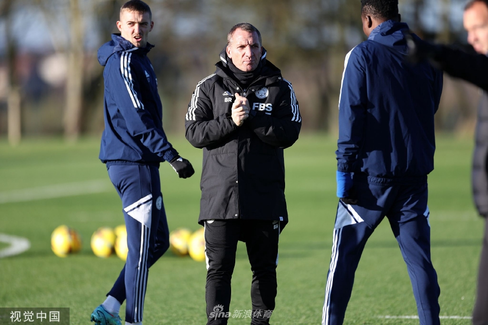 全队围成一圈聆听主教练战术部署，神情专注仿佛即将投入战场