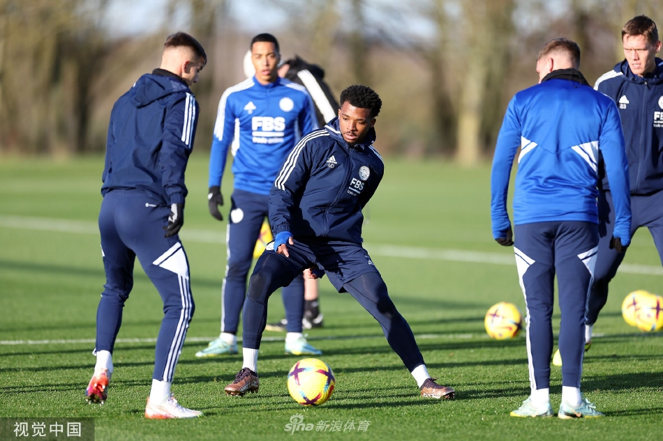 训练结束后球员们轻松交流，三三两两结伴离开洒满夕阳的训练场