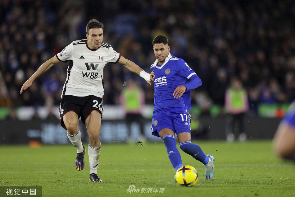 比赛结束后，富勒姆球员们围成一圈相互鼓舞，庆祝这场关键的客场胜利，团队精神显露无遗