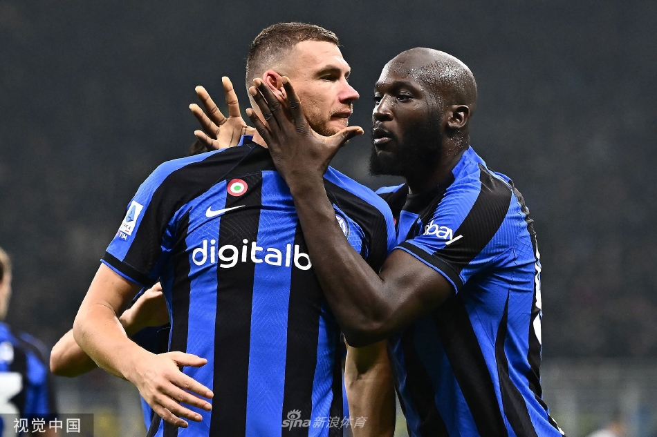 哲科进球瞬间，他如同挣脱引力般高高跃起，颈部肌肉紧绷，将迪马尔科传来的皮球狠狠砸入网窝。身旁的那不勒斯后卫金玟哉只能绝望地目送皮球入网。