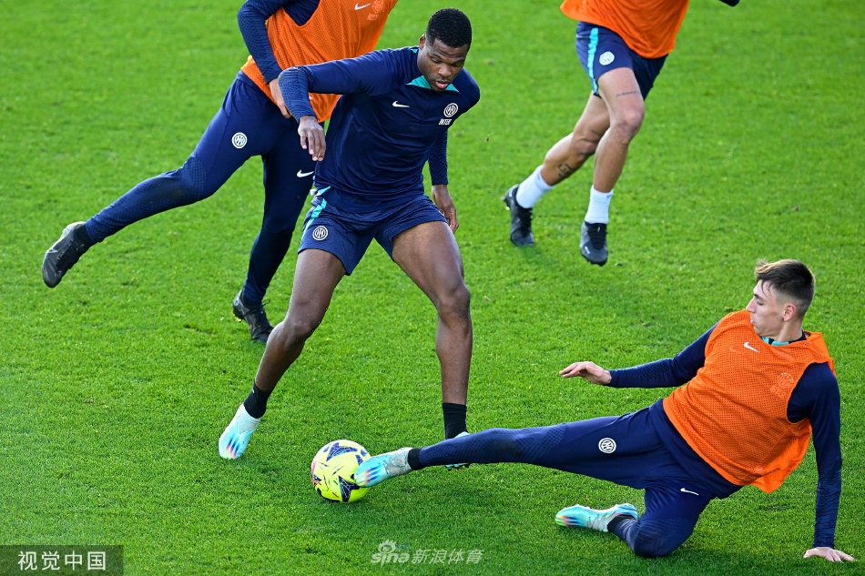 训练结束后，球员们围成一圈聆听教练总结，气氛严肃而认真。