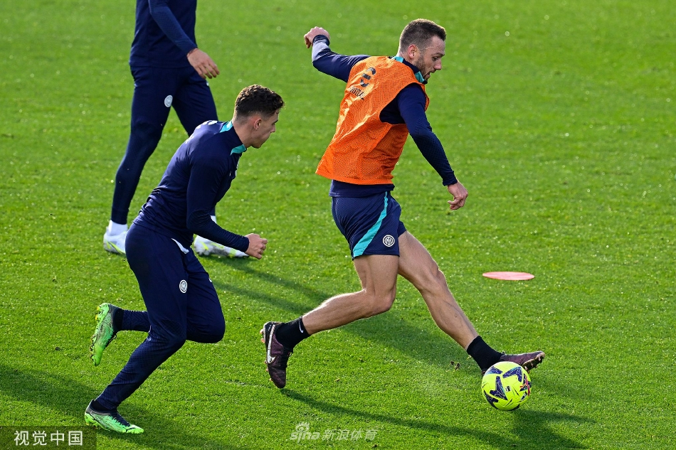 球队进行小组对抗赛，皮球在流畅的传递中快速运转。