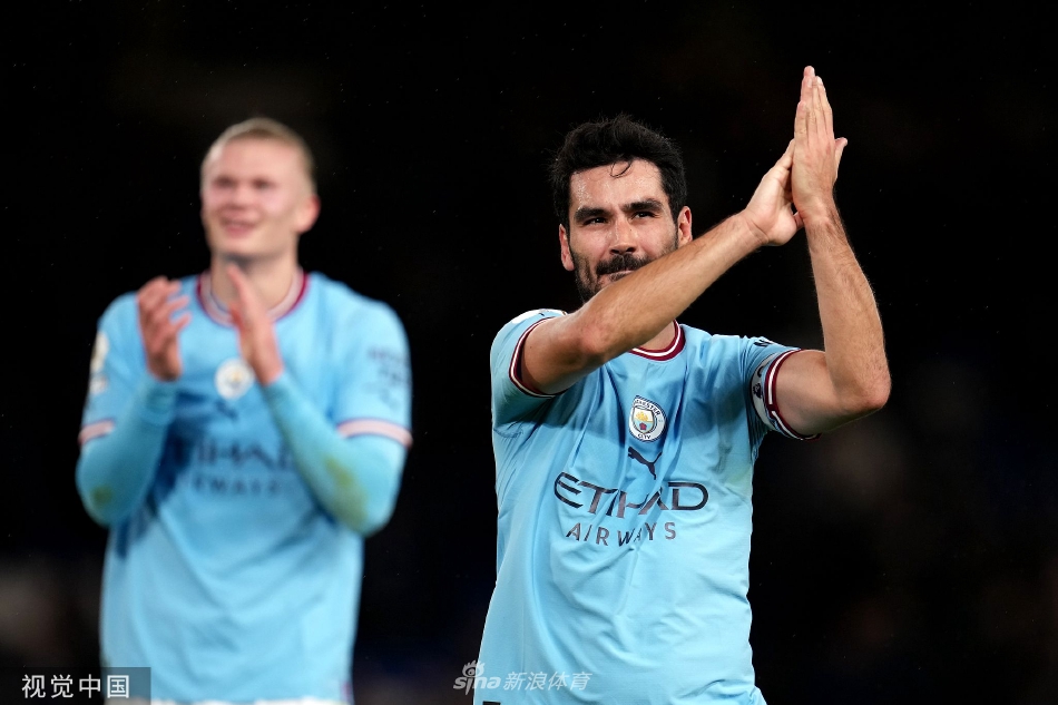 切尔西年轻小将楚克乌梅卡带球疾驰，试图突破曼城防线，成为蓝军黯淡夜晚的一抹亮色