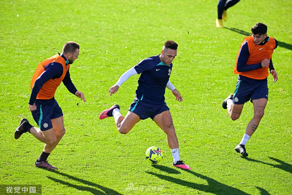 中场球员巴雷拉在体能训练中奋力奔跑，汗水浸湿了训练衫。