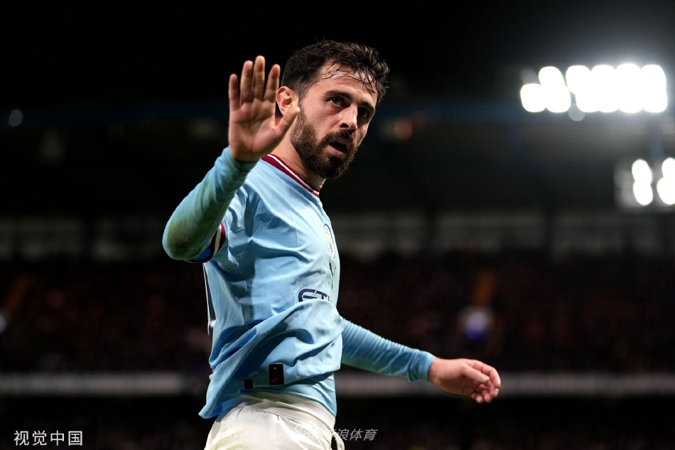 终场哨响，瓜迪奥拉与弟子们击掌相庆，替补席上一片欢腾，与远处暗淡的切尔西替补席形成鲜明对比