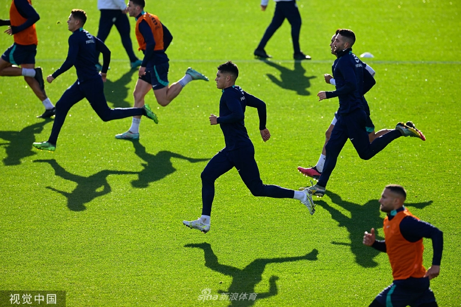 后卫什克里尼亚尔与队友进行一对一防守演练，身体对抗激烈但动作干净。